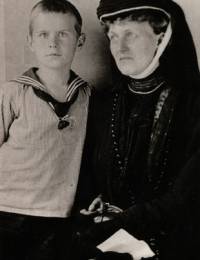 Margarethe Papadopoulos als Witwe mit Sohn Arthur