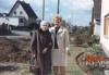 Margarethe mit Tochter Ilse „Ille“ Martin 1970 vor dem neuen Haus in Lindlar, Taubenstr. 3